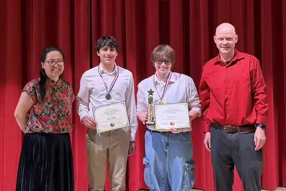 Students accpeting chinese awards