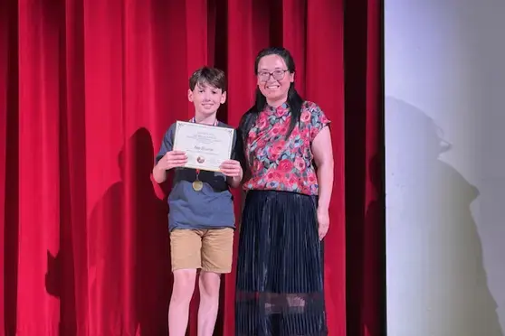 Students accpeting chinese awards