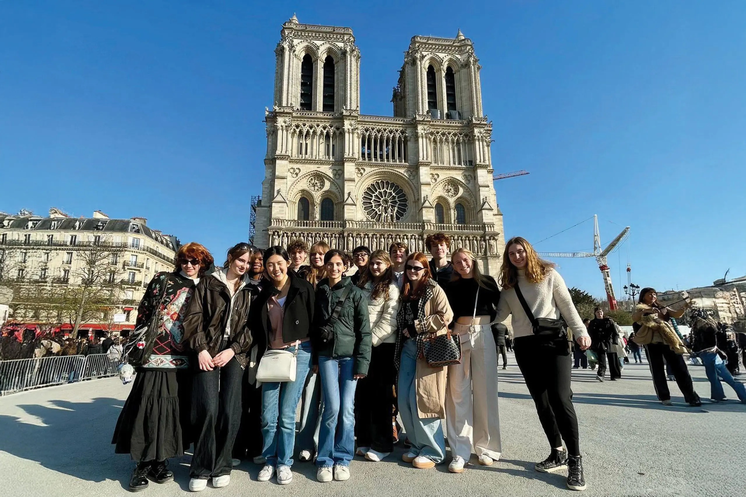 Students in front of Notre Dame