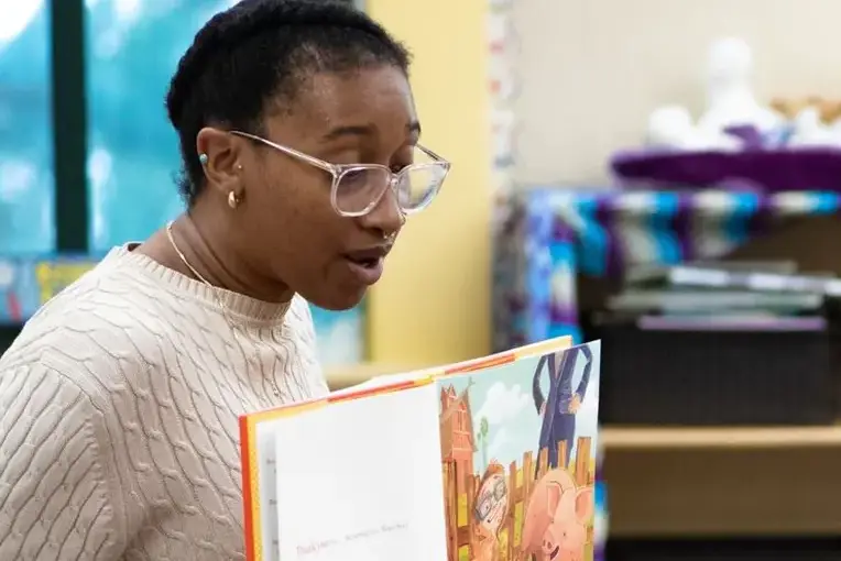 Teacher reaading book to students